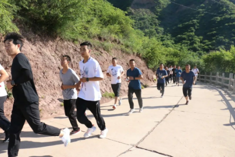 助力文旅市场 展示产投风采——乐动网页版·官方站在线登入-乐动(中国)
组织开展员工登山比赛活动(图3)