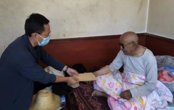 乐动网页版·官方站在线登入-乐动(中国)
赴帮扶村对接工作并慰问困难党员(图2)